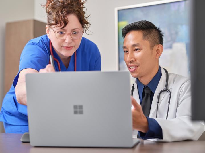 Immagine prodotto Microsoft Surface Laptop 4 - 15" convertibile - 38.1 cm (15", AMD Ryzen 7 4980U, 8 GB, 256 GB, DE)