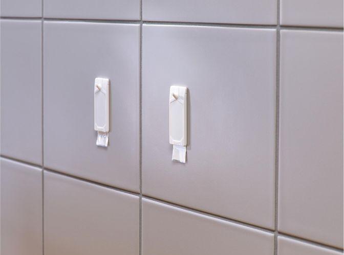 Image du produit tesa Clous adhésifs pour carrelage et métal, capacité de rétention de 3 kg, détachables sans laisser de