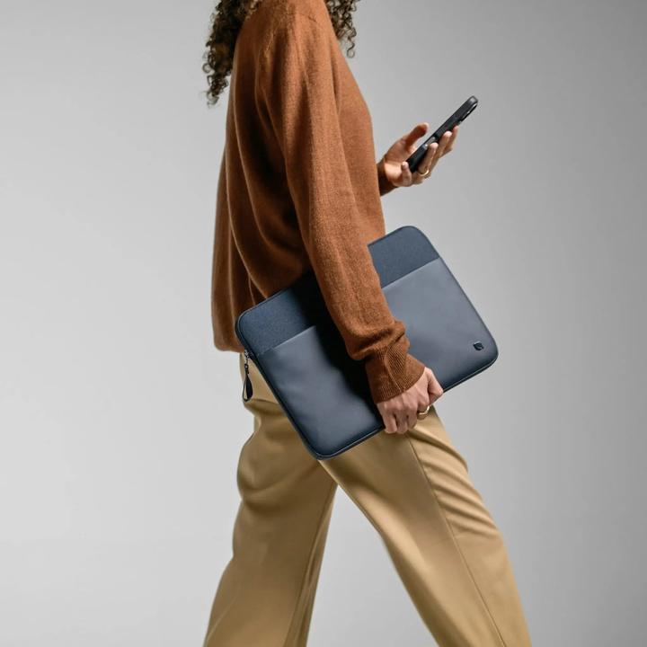 Actual product image Incase A.R.C. Sleeve for 16-inch Laptop - Navy (16", Universal)