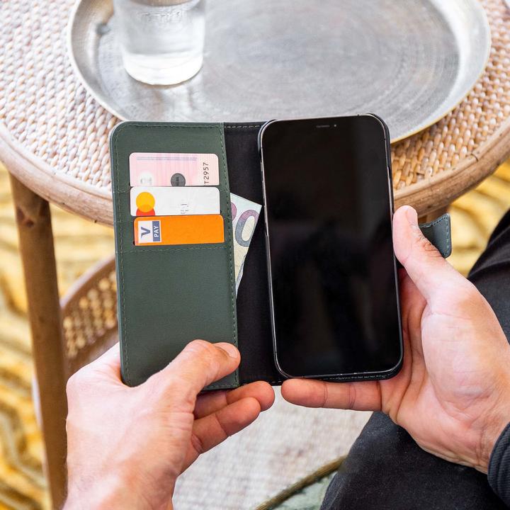 Produktbild Accezz Premium Leather 2 in 1 Wallet Bookcase iPhone SE (2022 / 2020) / 8 / 7 / 6(s) - Groen (Apple iPhone 6s, Apple iPhone SE (3rd Gen), Apple iPhone SE (2nd Gen), Apple iPhone 6, Apple iPhone 8, Apple iPhone 7)