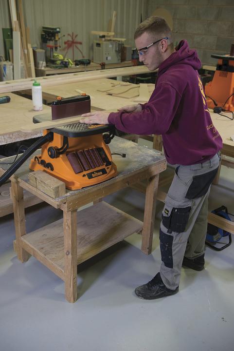 Produktbild Triton Tools Oszillierender Spindel- und Bandschleifer (Bandschleifer, Schwingschleifer, 450 W)