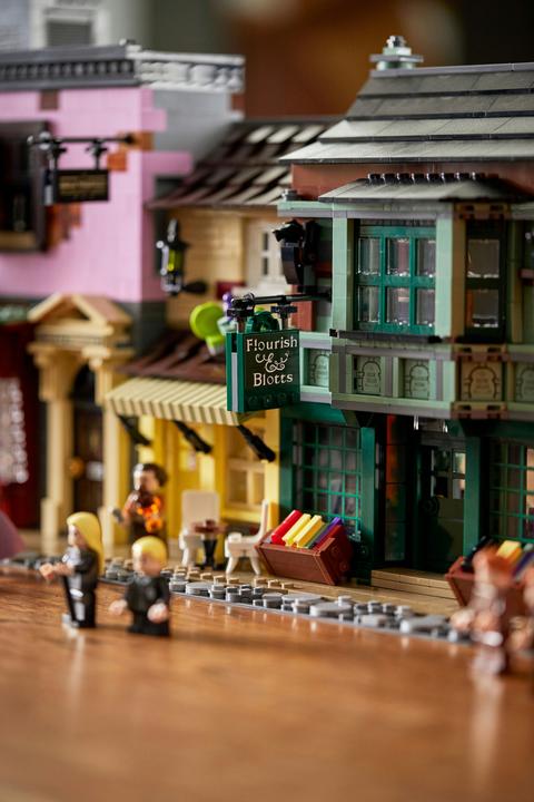 Actual product image LEGO Harry Potter Diagon Alley (75978, LEGO Harry Potter, LEGO Rare Sets)