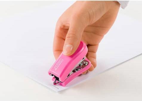 Produktbild Novus Heftgerät MINI Typbezeichnung der Heftklammern: 24/6 Heftleistung: 12 Bl. (80 g/m²) Werkstoff: Ku... (12 Blätter)