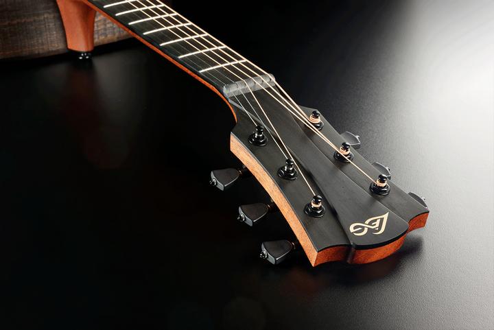 Immagine prodotto Lâg Guitars Sauvage Te (Chitarra classica, Legno nero di Brankowood, Eucalipto affumicato finitura grezza, Khaya, Grafite, Brankowood marrone (pinus radiata), Brankowood pallido)