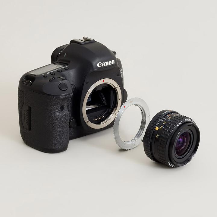 Produktbild Urth Lens Mount Adapter: Compatible with Pentax K Lens to Canon EF S Camera Body