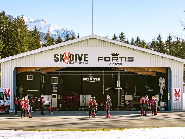 Actual product image Smartbox Saut en parachute en tandem avec un moniteur dans les Alpes Suisses pour 1 personne (1 pers.)