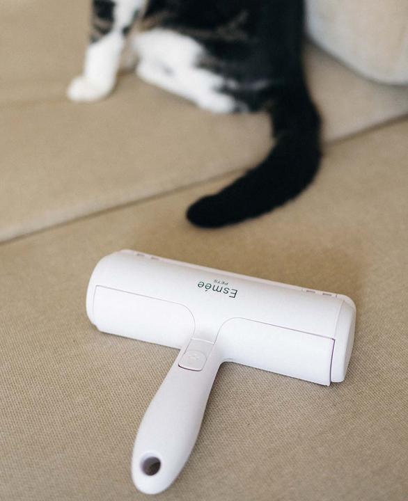 Actual product image Esmée Self-cleaning pet hair remover