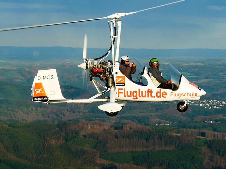 Immagine prodotto Smartbox Volo di prova in autogiro con presa di controllo nei pressi di Colonia (1 pers.)