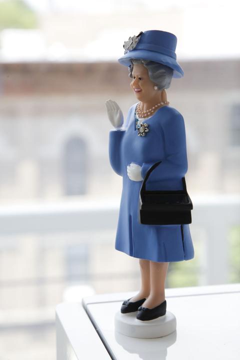 Produktbild Kikkerland Winkende Queen