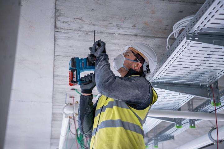 Actual product image Bosch Professional Cordless rotary hammer with SDS plus GBH 18V-22, 2 x GBA 18V 4.0Ah batteries, L-BOXX (Rechargeable battery operated)
