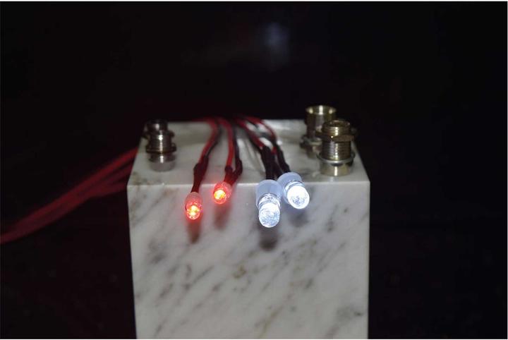 Image du produit Absima LED mis en blanc/rouge avec support en aluminium