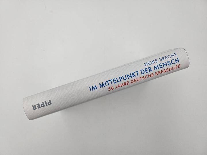 Produktbild Im Mittelpunkt der Mensch – 50 Jahre Deutsche Krebshilfe (Deutsch, Heike Specht, Deutsche Krebshilfe, 2024)