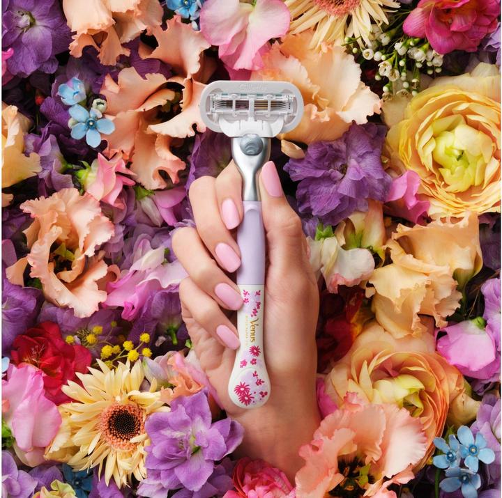 Actual product image Gillette Venus Deluxe Smooth Sensitive