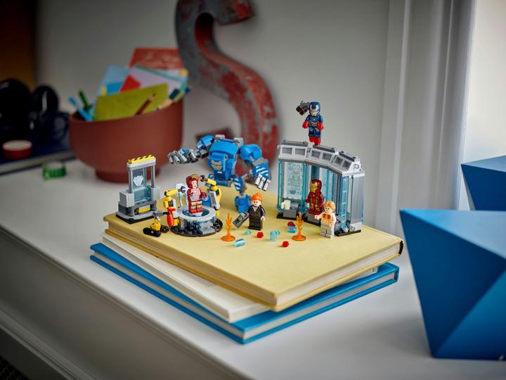 Actual product image LEGO Iron Man's Laboratory: Hall of Armour (76315, LEGO Super Mario)