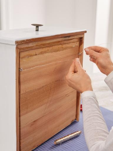 Image du produit tesa Clou adhésif pour papier peint & plâtre, 2kg de tenue, détachable sans trace & réutilisable, 2 clous