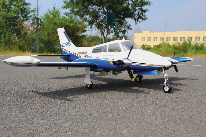 Actual product image Seagull Models ( SG-Models ) Cessna 310 Giant Twin 81" OHNE Einziehfahrwerk ARF