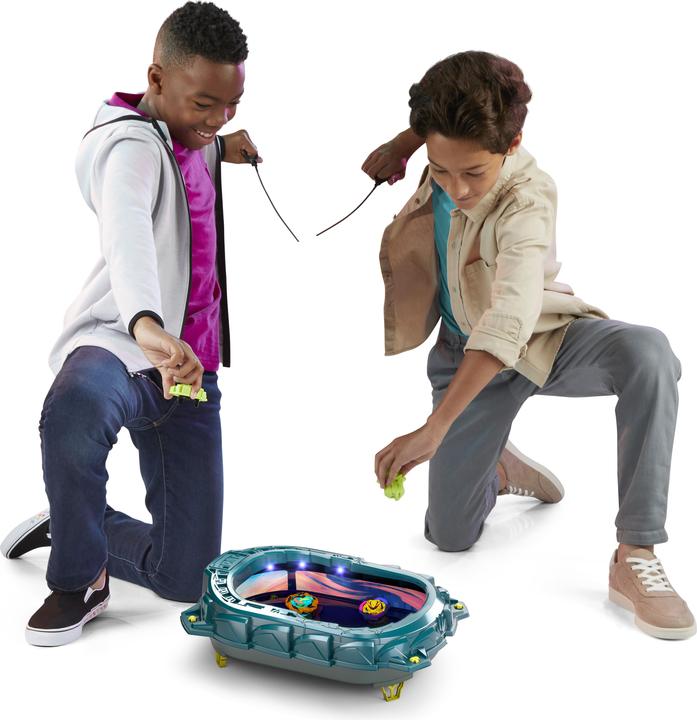 Productafbeelding Hasbro Beyblade Burst QuadStrike Light Ignite Beyblade Stadion Strijdset (Duits, Frans, Italiaans, Engels, Nederlands, Zweeds, Noors, Pools)