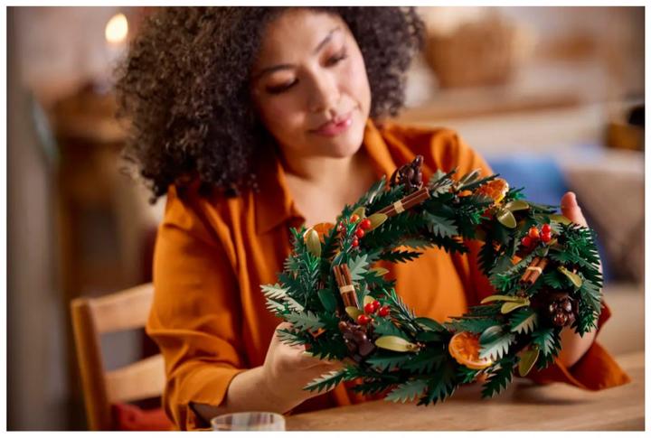 Actual product image LEGO Christmas wreath (10340, LEGO Icons)
