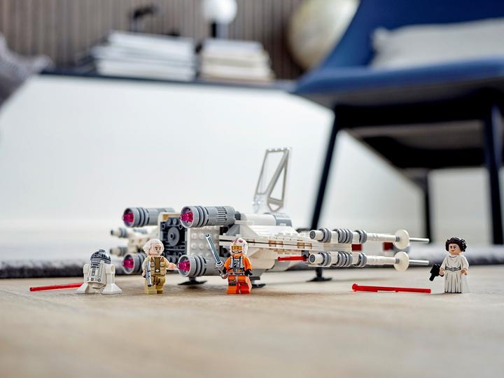 Actual product image LEGO Luke Skywalker's X-Wing Fighter (75301, LEGO Star Wars)