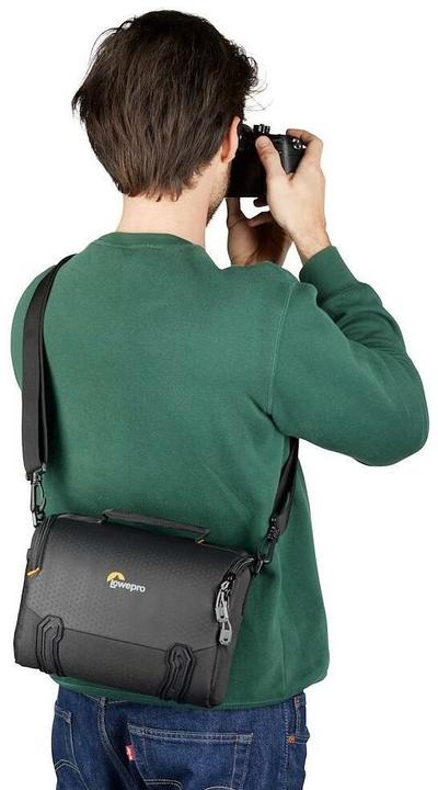 Actual product image Lowepro Adventura SH 140 III Green Line (Camera shoulder bag, 3 l)