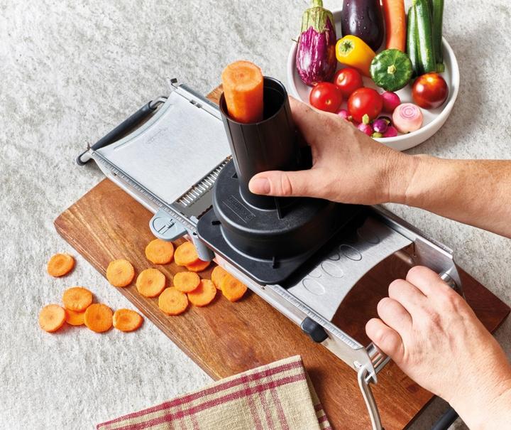 Image du produit de Buyer Guide de découpe Gravity avec poussoir adapté à toutes les mandolines