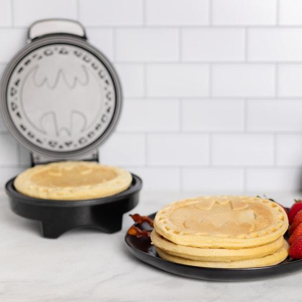 Actual product image Uncanny Brands DC - Batman - Gaufrier