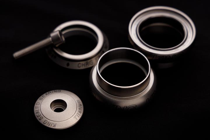 Image du produit Chris King NoThreadSet Titan Steuersatz, Edelstahl-Lager, 1 1/8", GripLock, Bold, EC34/28.6 | EC34/3