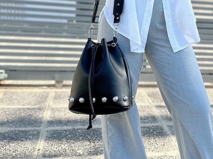 Immagine prodotto Only-Bags.Store Borsa a secchiello in pelle nera, borsa in pelle con borchie, borsa a tracolla, borsa a tracolla