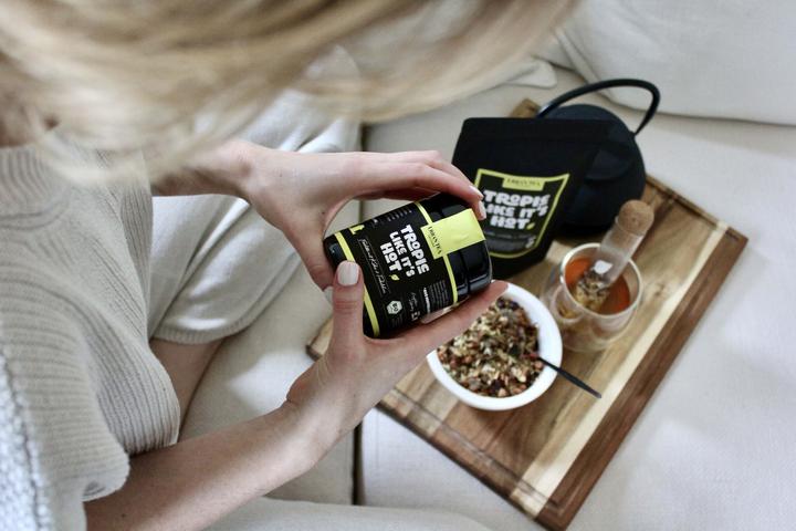 Actual product image Urban Tea Factory Tropic Like It's Hot - Fruit tea with coconut & tonka bean - organic glass