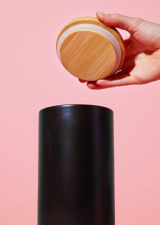 Immagine prodotto KoRo Barattolo in terracotta nera con coperchio in bambù 1180 ml