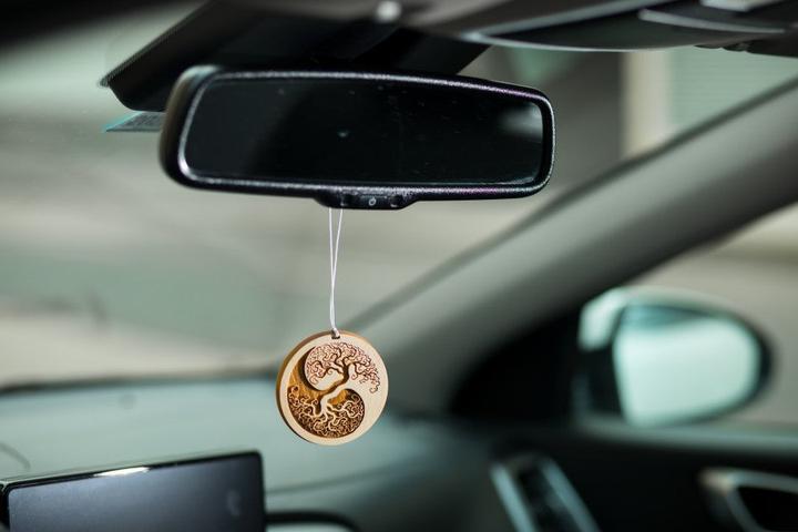 Immagine prodotto ZNatur Ciondolo in legno di pino svizzero per auto, ciondolo regalo, decorazione albero della vita yin