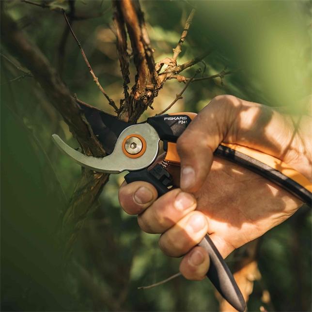 Produktbild Fiskars Solid Bypass-Gartenschere L P341