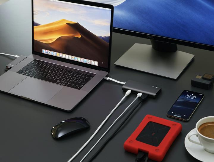 Actual product image LMP travel dock (USB-C, 9 Ports)