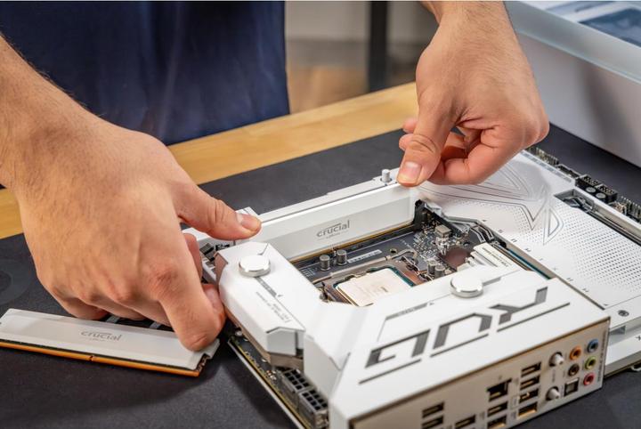 Actual product image Crucial Pro DDR5-6000 Kit 32GB 2x16GB UDIMM white Overclocking (2 x 16GB, 6000 MHz, DDR5 RAM, U-DIMM)