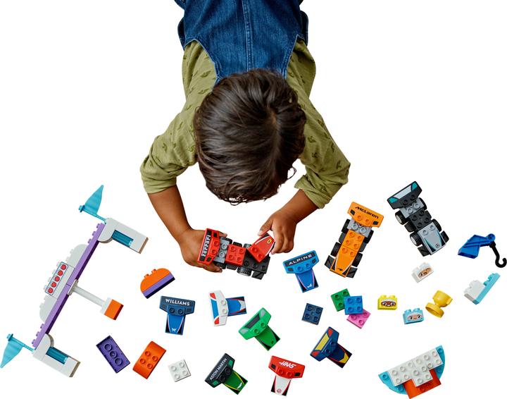 Actual product image LEGO F1 Team Rennautos mit Rennfahrern (10445)