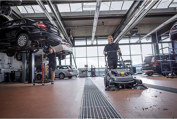 Produktbild Kärcher Professional Kehrmaschine KM 70/30 C BP mit 2 Seitenbesen
