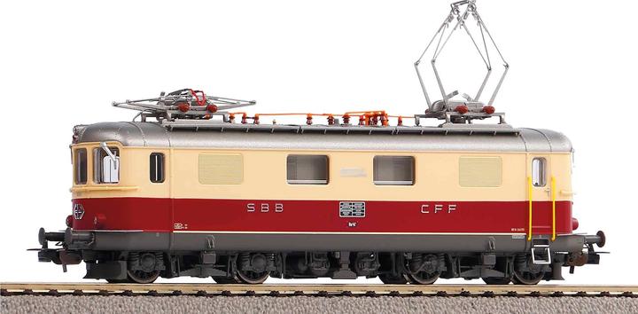 Actual product image Piko SBB electric locomotive Re 4/4 I No. 10033 in the TEE livery Ep. IV DC (Track IV)