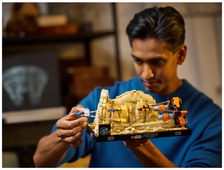 Actual product image LEGO Pod racing in Mos Espa - Diorama (75380, LEGO Star Wars)