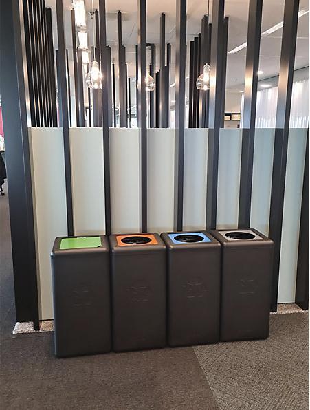 Produktbild ReinigungsBerater Mülltrennsystem BrickBin Plastik Behälter schwarz orange 65 L integrierte Beutelhalterung, aus recy (65 l)