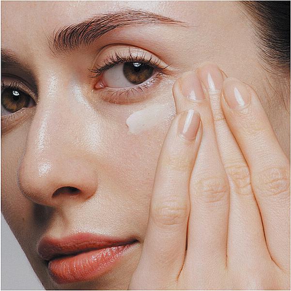 Actual product image Shiseido Future Solution LX Eye and Lip Contour Regenerating Cream 17ml (Crème, 17 ml)
