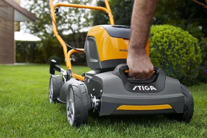 Actual product image Stiga Multiclip 547 AE Kit cordless lawn mower48 V 4 Ah (Rechargeable battery operated)