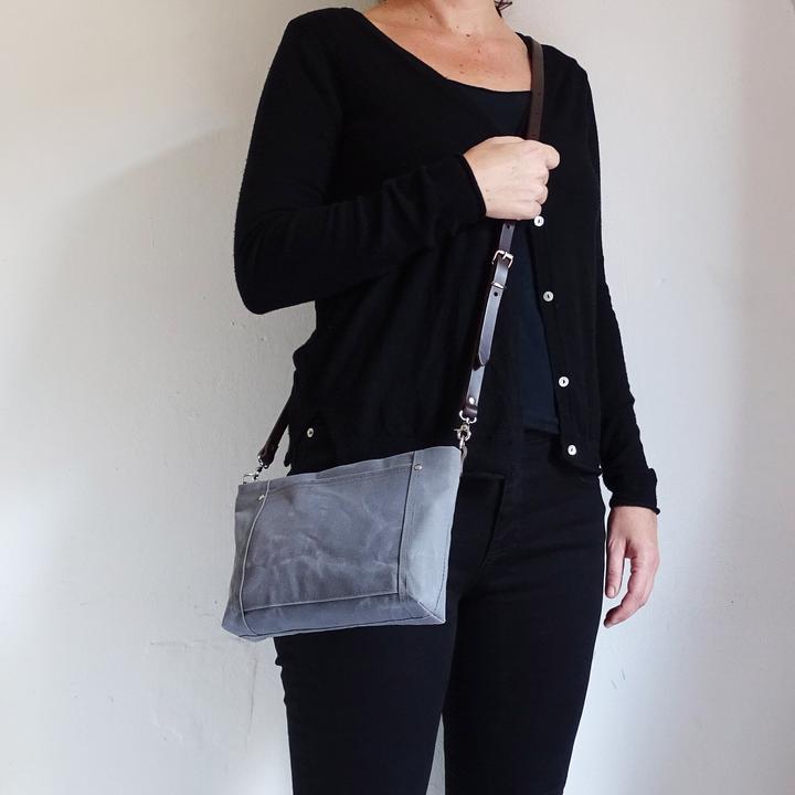 Image du produit Only-Bags.Store Petit sac à bandoulière en toile cirée, lanière en cuir, porte-monnaie à fermeture éclair