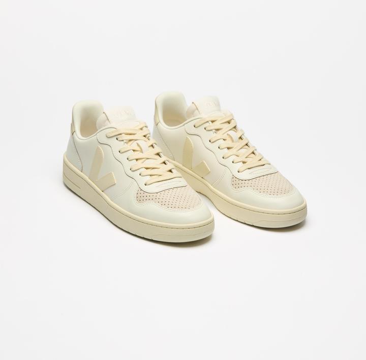 Actual product image Veja V-10 Leather Pure Calcaire (41)