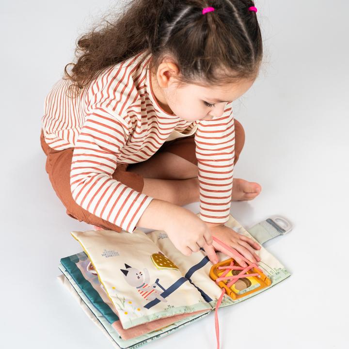 Actual product image Taf Toys Aktivitätenbuch Fantasy (German, French, Italian, English, Swiss German)