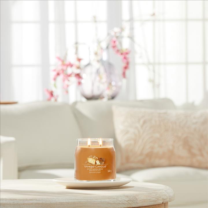 Actual product image Yankee Candle Duftkerze Spiced Banana Bread Signature Medium Jar