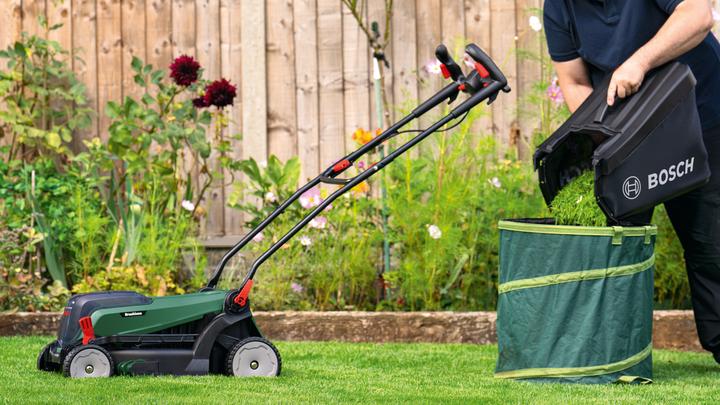Produktbild Bosch Home & Garden UniversalRotak 2x18V-37-550 (Akkubetrieb)