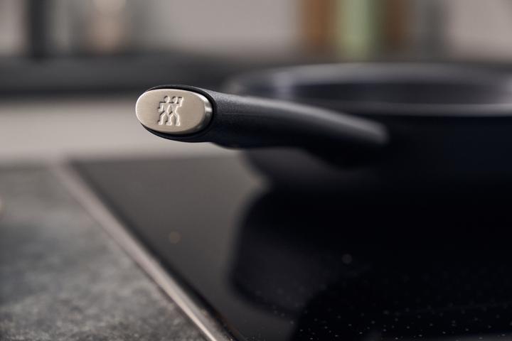 Actual product image Zwilling - Madura Plus Ceramic Saute Pan - Sort - 24 cm (24 cm, Frying pan, Aluminium)