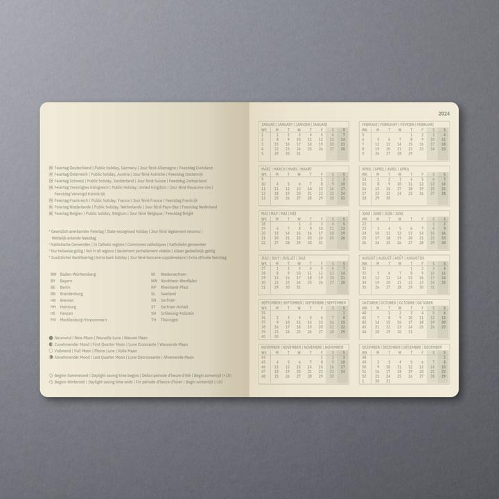 Valeurs nutritives et ingrédients Sigel Agenda mensuel 2024 C2485 noir, 2S/1M, SC, 140x93x5mm (A6, Couverture souple, Allemand)