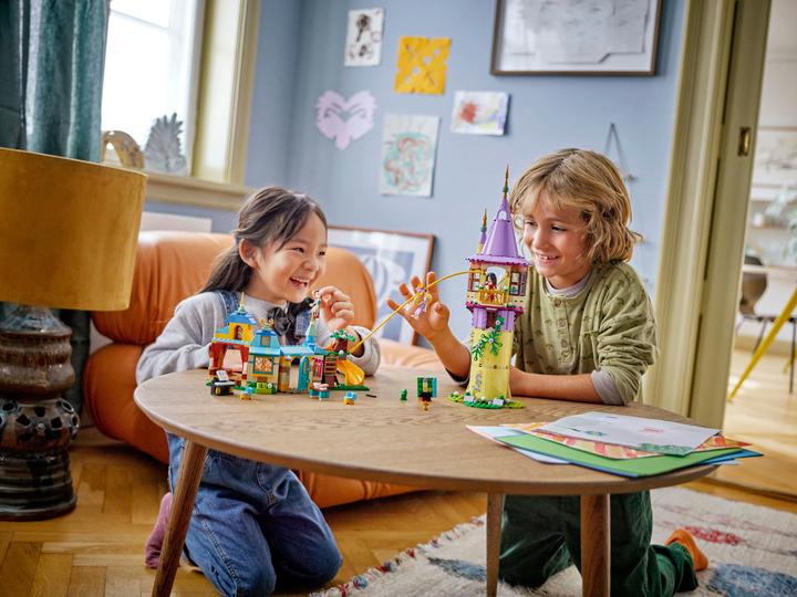 Produktbild LEGO Rapunzels Turm und die Taverne „Zum Quietscheentchen“ (43241, LEGO Disney)