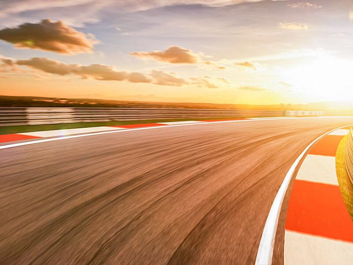 Produktbild Smartbox Einstiegsfahrt mit dem Motorrad oder Sportwagen auf der Rennstrecke von Magny-Cours (1 Pers.)